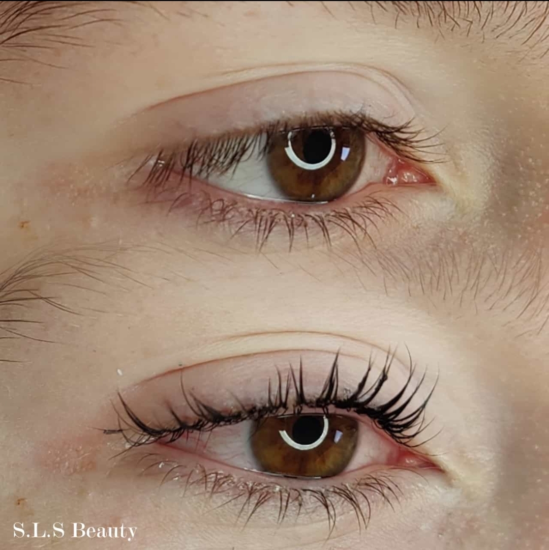 Hetzelfde oog voor en na een wimperlifting: boven de eigen wimpers, onder gelift
