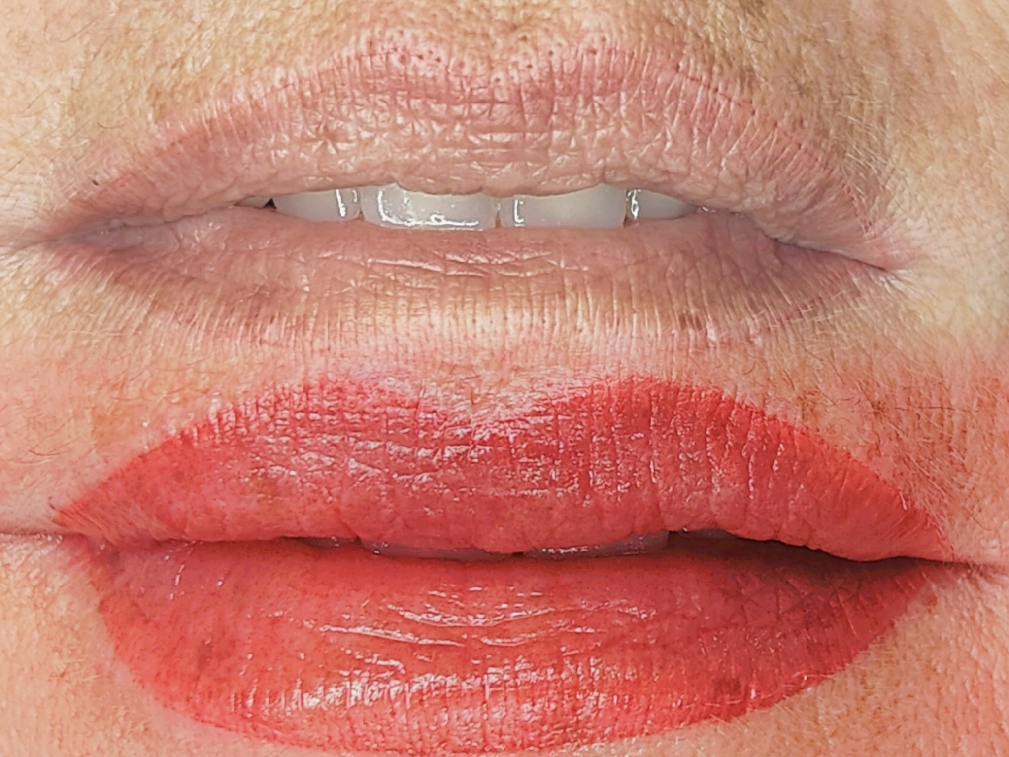 Close-up van lippigmentatie in een warm koraalrood