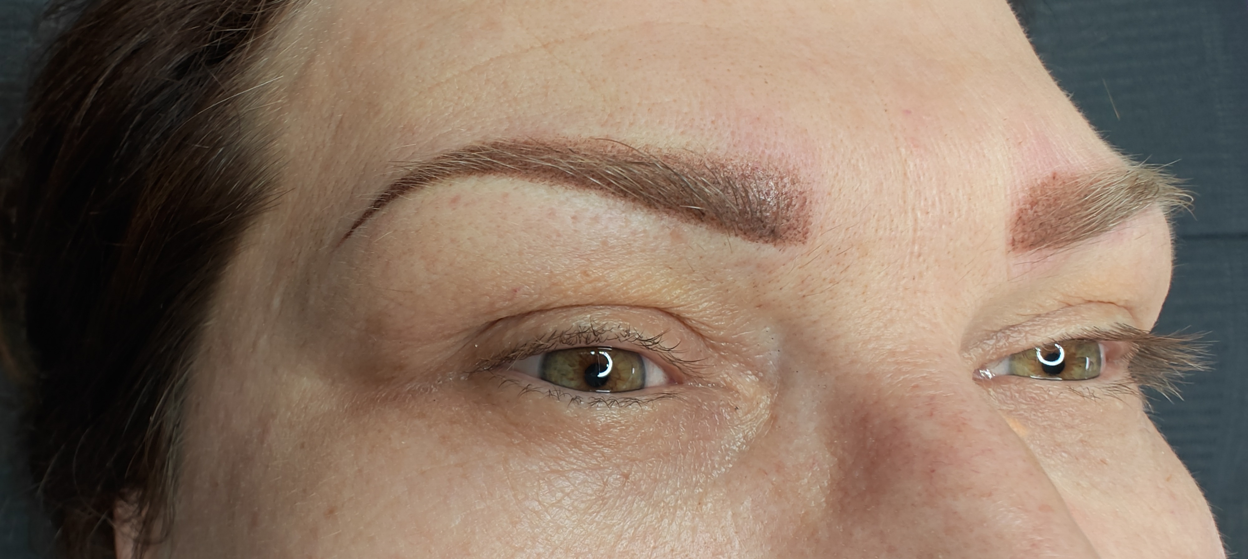 Net gezette powderbrows bij een klant van S.L.S Beauty, beide wenkbrauwen en ogen in beeld