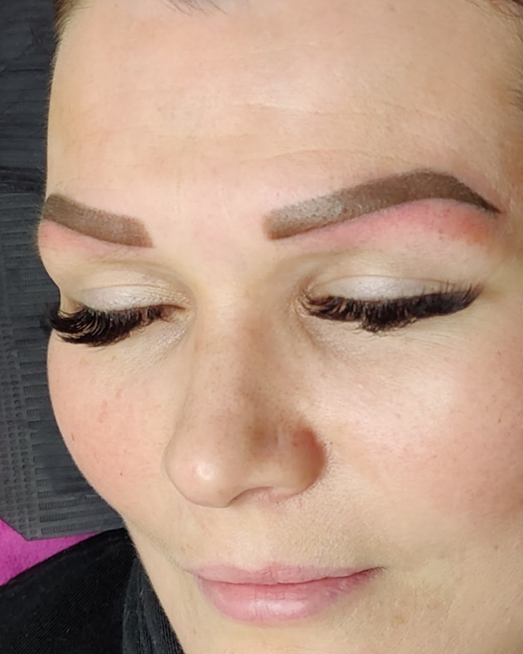 Powderbrows na de behandeling, gezicht schuin van boven gezien